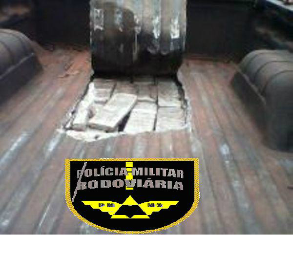 Policia Militar Rodoviária apreende droga em fundo falso de veículo