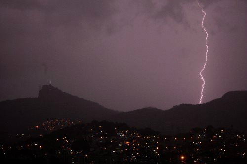 Thor, é você? Mão direita de Cristo Redentor é atingida por raio Fonte da imagem: Reprodução/Globo