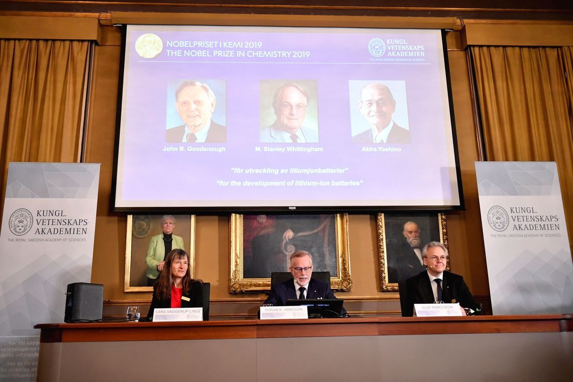 Nobel de Química é de 3 cientistas que criaram bateria para celular TT NEWS AGENCY