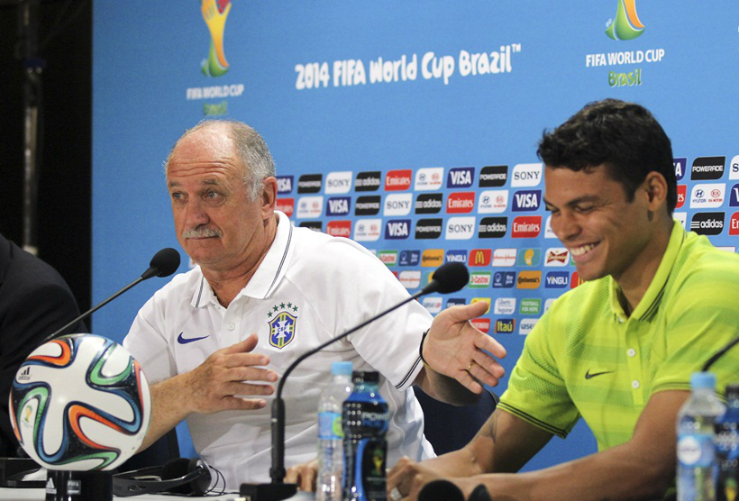 Scolari brinca com Thiago Silva. Zagueiro considera o técnico fundamental para controlar a ansiedade do grupo