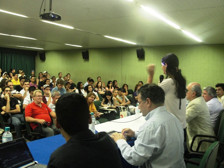Colóquio de jornalismo reforçou compromisso com a ética A professoa Maria Alice Otre, coordenadora do curso de Comunicação Social da Unigran, mediando o evento.