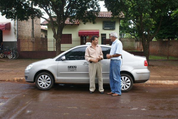 Geraldo quer revogação de decreto que prejudica taxistas Presidente do Sindicato dos Taxistas, Vanderlei Barros, (à esquerda) conversa com o taxista João Medeiros sobre a reivindicação da categoria.