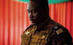 Diplomata é escolhido presidente interino de Burkina Faso