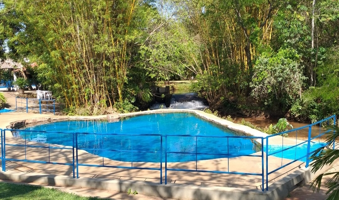 Feriadão: rios, clubes e piscinas para descansar se refrescando Uma das piscinas oferecidas no Recanto dos Caytés /Foto: Divulgação