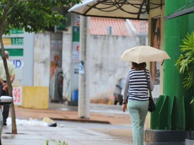 Com temperaturas mais amenas, dia será de chuva e sol entre nuvens
