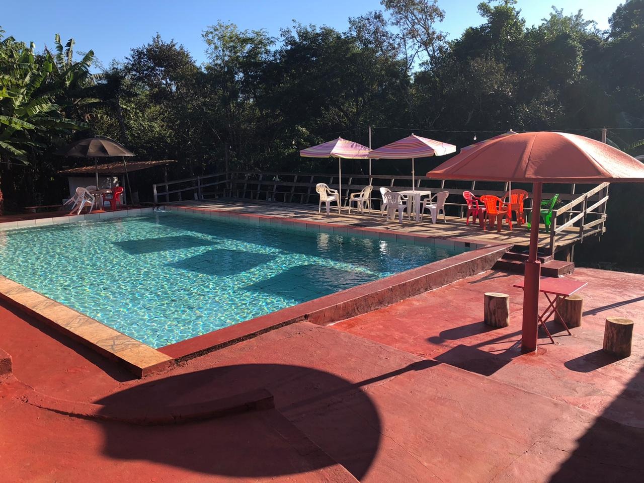 Feriadão: rios, clubes e piscinas para descansar se refrescando Ambiente de descanso do Balneário Rezende /Foto: Divulgação