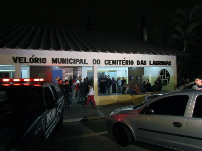 Enterro de garoto que atirou em professora será às 16h Enterro de garoto que atirou em professora será às 16h