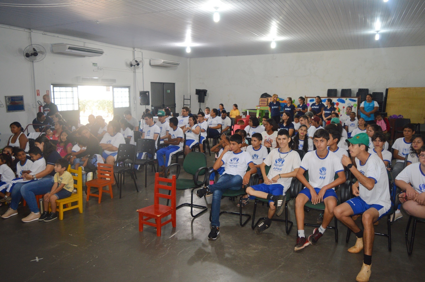 A escola atende diariamente o total de 124 alunos com idade entre 2 e 64 anos / Foto: Amambai Notícias.