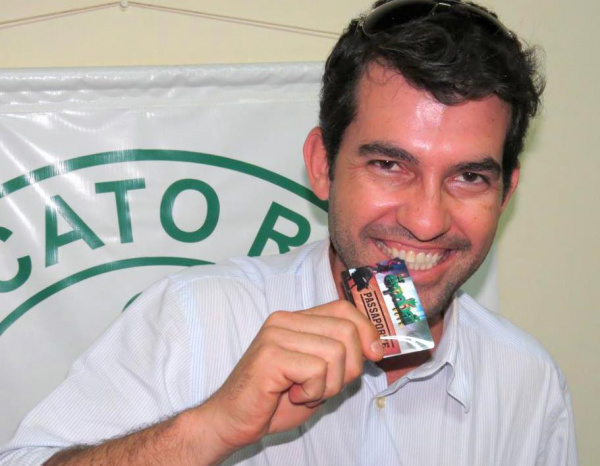 O presidente do Sindicato Rural de Amambai, Christiano Bortolotto, com seu passaporte para a 24° ExpobaiFoto: Reprodução