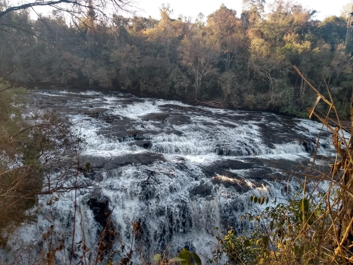 Feriadão: rios, clubes e piscinas para descansar se refrescando Cachoeira localizada na estrada de Aral Moreira /Foto: Moreira Produções.
