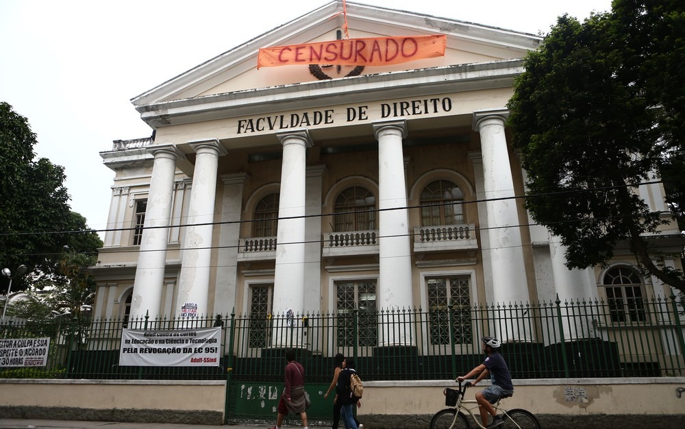 Faixa com a palavra 'censurado' é colocada na fachada da Faculdade de Direito da Universidade Federal Fluminense, em Niterói, no RJ, nesta sexta-feira, 26 — Foto: Fábio Motta/Estadão Conteúdo