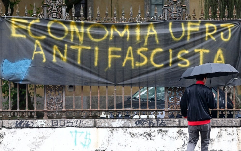 Faixa colocada na fachada da Faculdade de Economia da Universidade Federal do Rio de Janeiro (UFRJ), em Botafogo, na zona sul do Rio — Foto: Fábio Motta/Estadão Conteúdo