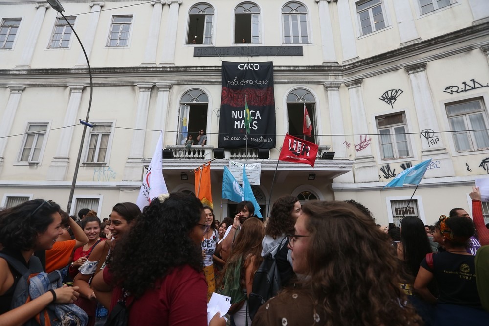 anifestação de estudantes em frente à Faculdade de Direito da UERJ, no Centro do Rio, nesta sexta-feira (26). — Foto: Daniel Castelo Branco/Agência O Dia/ Estadão Conteúdo