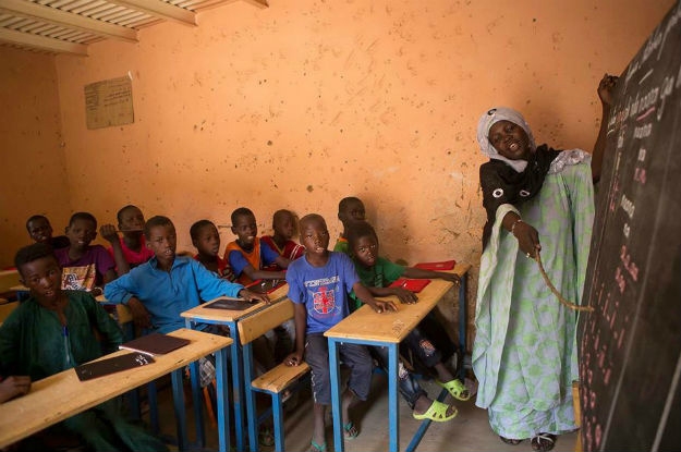 Unesco alerta sobre queda de ajuda à educação Crianças em uma escola no Mali. / Foto: Divulgação