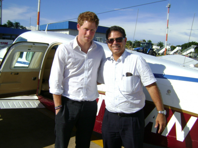 Príncipe Harry provou e gostou do churrasco sul-mato-grossense Harry posou para foto com o piloto José Eduardo Rolim Junior.