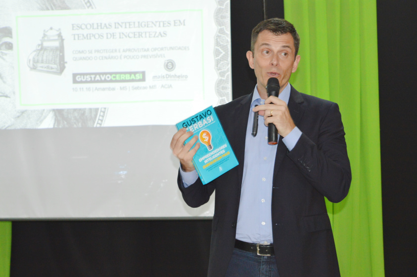 Palestra para empresários com Gustavo Cerbasi aconteceu nessa quinta em Amambai Gustavo é mestre em Administração e Finanças pela FEA/USP / Foto: Moreira Produções