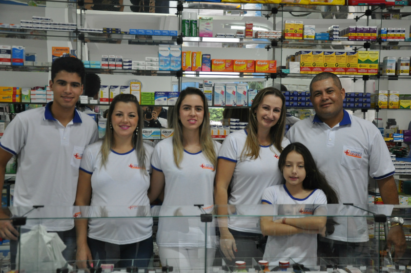 Nova drogaria é inaugurada em Amambai Empresários inauguraram drogaria nesse sábado (18). O secretário municipal José Luis Karasek, o vereador Jaime Bambil e o presidente da Acia, Azor de Assis, prestigiaram a inauguração do empreendimento / Foto: Assessoria