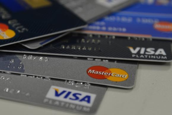 BC: taxa do rotativo do cartão de crédito cai para 218,3% ao ano O rotativo é o crédito tomado pelo consumidor quando paga menos que o valor integral da fatura do cartão -Marcello Casal Jr/Arquivo Agência Brasil