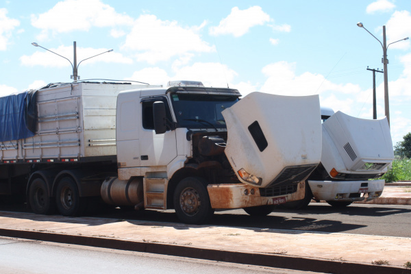 PRF de Dourados apreende duas carretas carregadas de cigarros contrabandeados