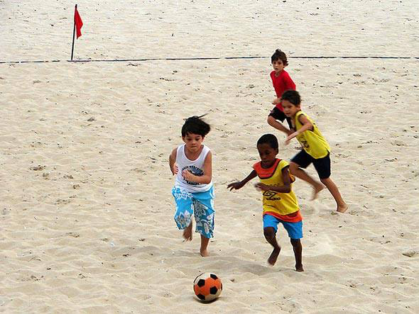 Verão não terá futebol, churrasquinho e queijo de coalho nas praias do Rio Verão não terá futebol, churrasquinho e queijo de coalho nas praias do Rio