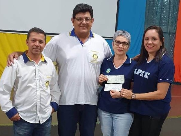 Com o Desafio do Bem, Rotary de Amambai arrecadou R$ 8 mil em prol a APAE Cheque no valor de R$ 8 mil foi entregue à APAE / Foto: Paulo Sérgio Gomes