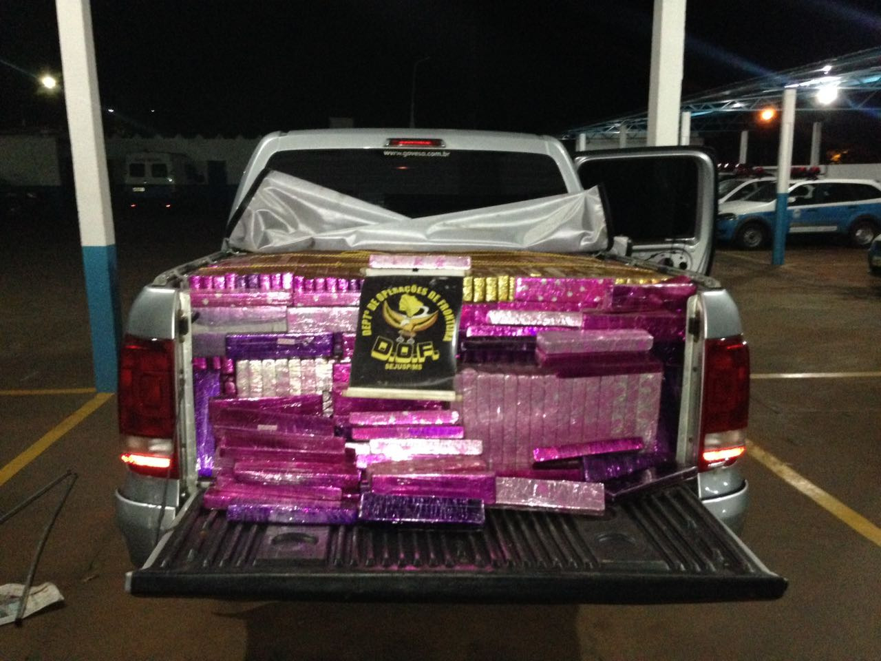 Foram encontrados 514 tabletes e 50 fardos de uma substância esverdeada aparentando ser maconha / Foto: DOF