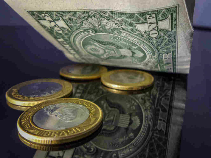 Alta do dólar faz aumentar endividamento de empresas no mercado externo Alta do dólar faz aumentar endividamento de empresas no mercado externo