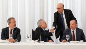 Temer não quer deixar a reforma da Previdência para o próximo presidente Brasília - Presidente Michel Temer cumprimenta o mibnistro da Fazenda, Henrique Meirelles, no café da manhã com jornalistas (Marcos Correa/PR)