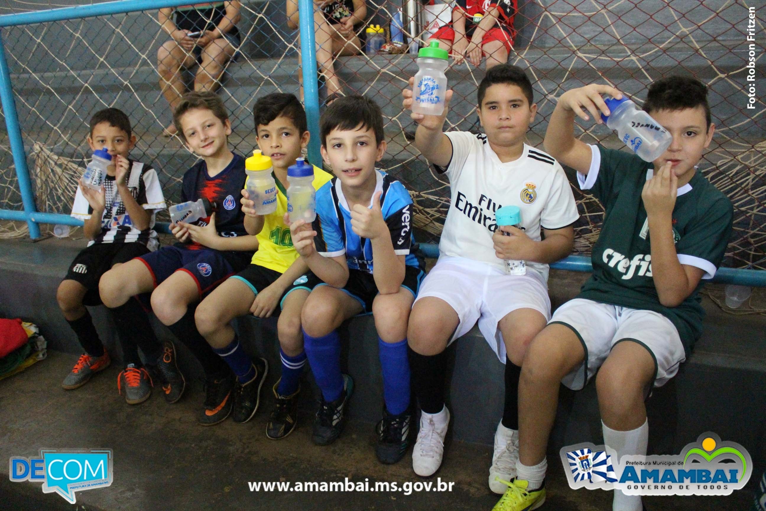 Prefeitura entregou coletes, bolas e presentes para Escolinha de Futsal Prefeitura entregou coletes, bolas e presentes para Escolinha de Futsal
