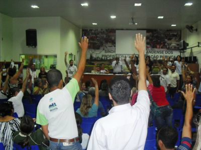 Em 2º dia de paralisação, professores fazem passeata em Campo Grande