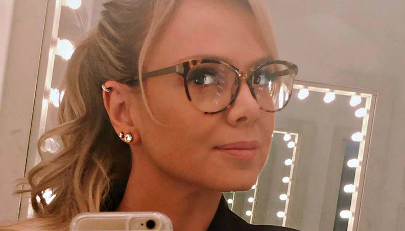 Truque de make para aumentar os olhos de mulheres que usam óculos: veja como