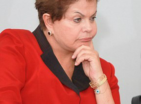 Ed Ferreira/EstadãoNovo acessório foi presente de um casal de amigos baianos da presidente