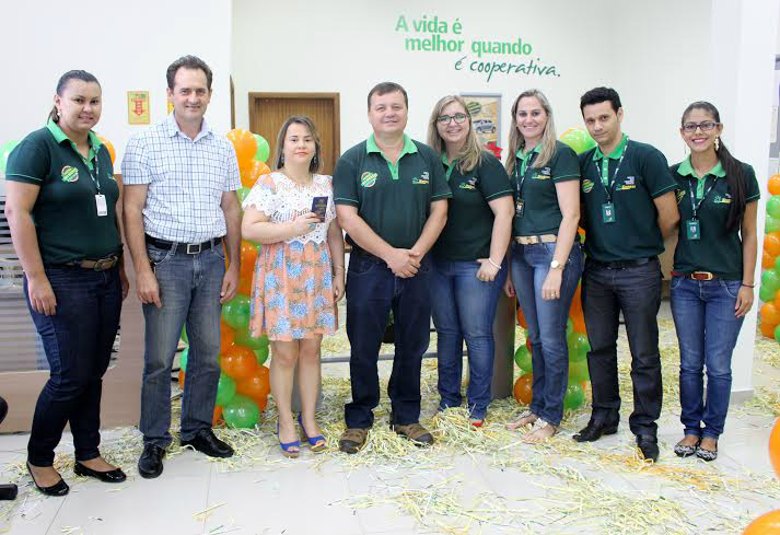 Associada do Sicredi em Deodápolis recebe carro 0 km Associada do Sicredi em Deodápolis recebe carro 0 km