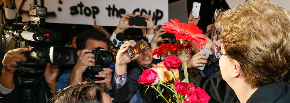 Presidente Dilma Rousseff começaria périplo para denunciar o golpe depois que o Senado votasse a admissibilidade do impeachment, em maio –o que a obrigará a deixar o cargo à espera do julgamento final da Casa; de acordo com a colunista Mônica Bergamo, no roteiro imaginado por ministros entrariam países da América Latina comandados por governos de centro-esquerda, como Chile e Uruguai, além de França, Itália e Espanha, onde Dilma visitaria representantes de partidos de esquerda; Dilma já concordaria com a ideia de apresentar proposta antecipando as eleições presidenciais, abrindo mão de dois anos de mandato