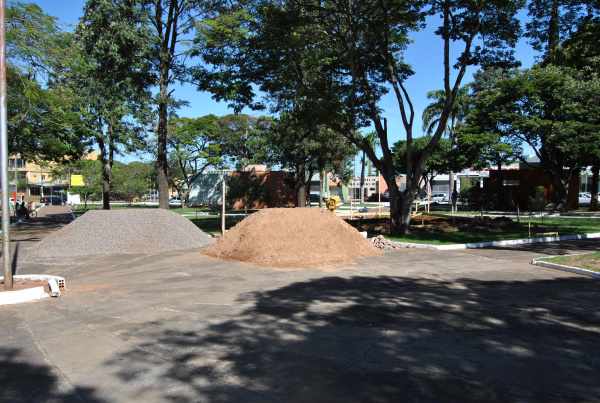 Revitalização da praça central tem aval de projetos arquitetônicos e ambientais Praça Cel. Valêncio de Brum está sendo revitalizada, desde julho deste ano.