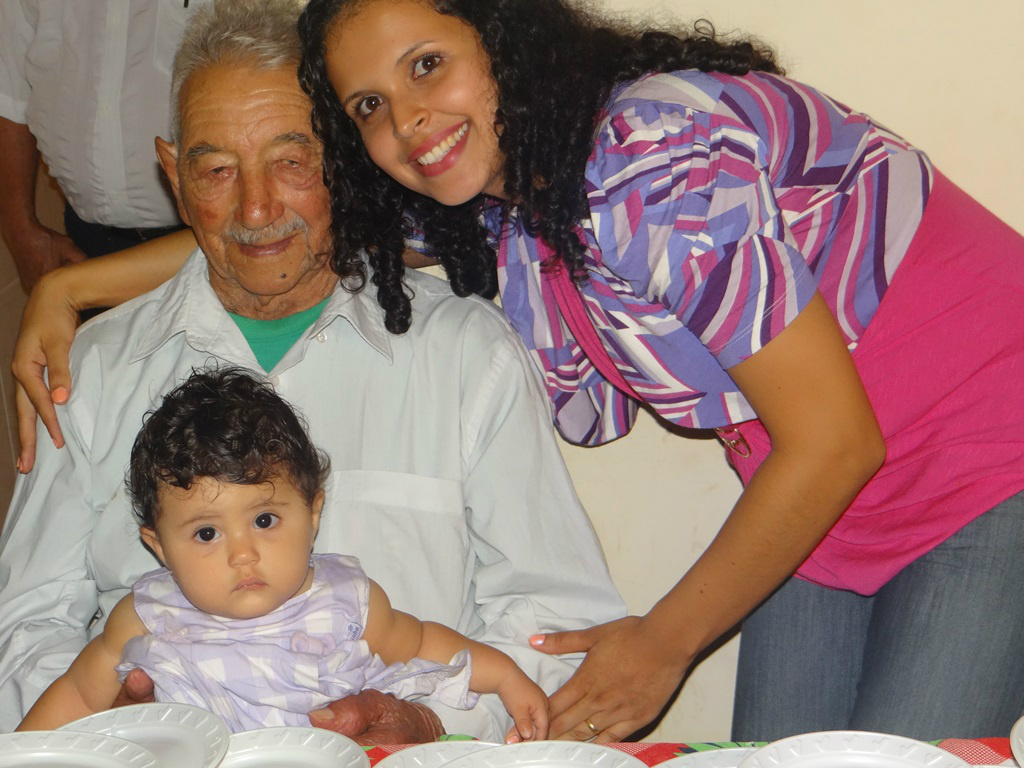 Martin Vaz com sua bisneta, Jessica, que faz aniversário também no dia 23 deste mês, e sua filha, tatareneta do aniversariante, Maria Eduarda.