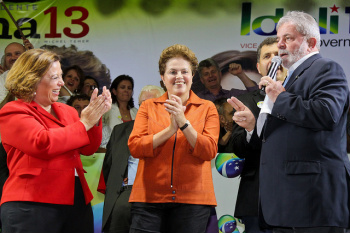 Dilma enfatiza luta de mulheres para conquistar direitos (D) Presidente Luiz Inácio Lula da Silva, a candidata à Presidência pelo PT, Dilma Rousseff e a candidata ao governo de Santa Catarina, Ideli Salvatti, durante comício ontem a noite em Joinville (SC).