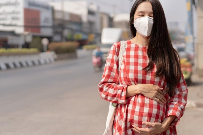 Poluentes do ar podem atingir placenta e prejudicar bebê, diz estudo (torwai/Getty Images)