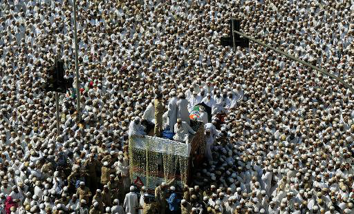 Uma multidão participa da procissão do funeral do líder religioso islâmico Syedna Mohammed Burhanuddin, em Mumbai, depois que um tumulto deixou 18 fiéis mortos. Foto de 18 de janeiro de 2014 (AFP, PUNIT PARANJPE)