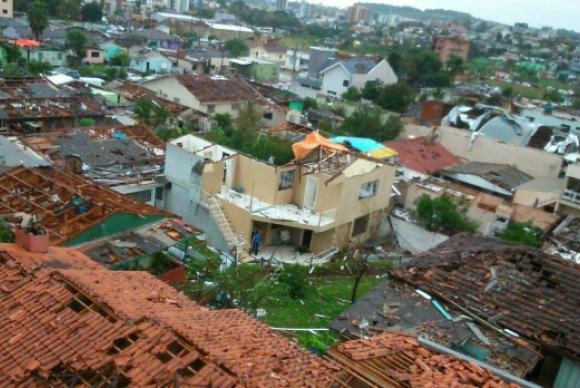 Após tornado, Xanxerê tem problemas com água, energia e comunicação Casas destruídas com a passagem de um tornado em Xanxerê (SC) - Divulgação/Defesa Civil de Santa Catarina