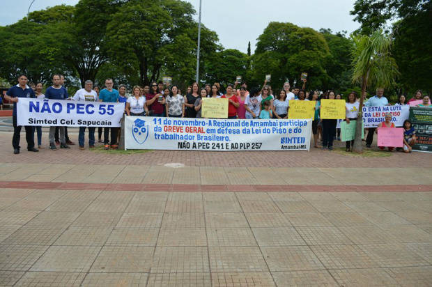 Protesto contra governo de Temer reúne trabalhadores em Amambai Trabalhadores em educação durante protesto na praça Coronel Valêncio de Brum / Foto: Moreira Produções
