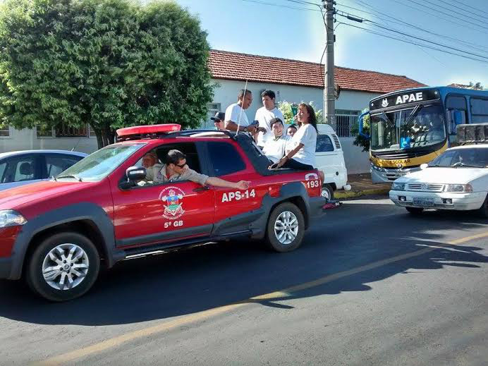 APAE de Três Lagoas recebe aluno campeão brasileiro com carreata