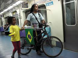 Trabalhadores se dividem entre tarefas e torcida para o Brasil no Rio Trabalhadores se dividem entre tarefas e torcida para o Brasil no Rio