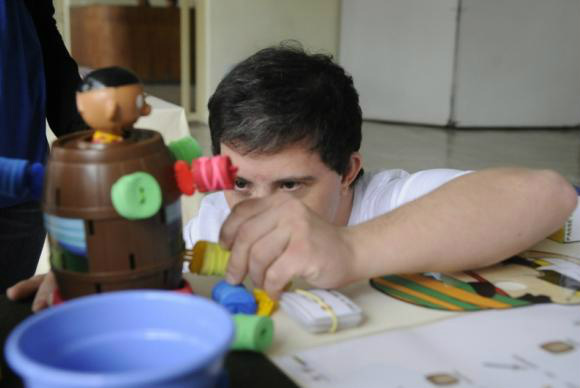 Cartilha detalha direitos de pessoas com síndrome de Down à educação