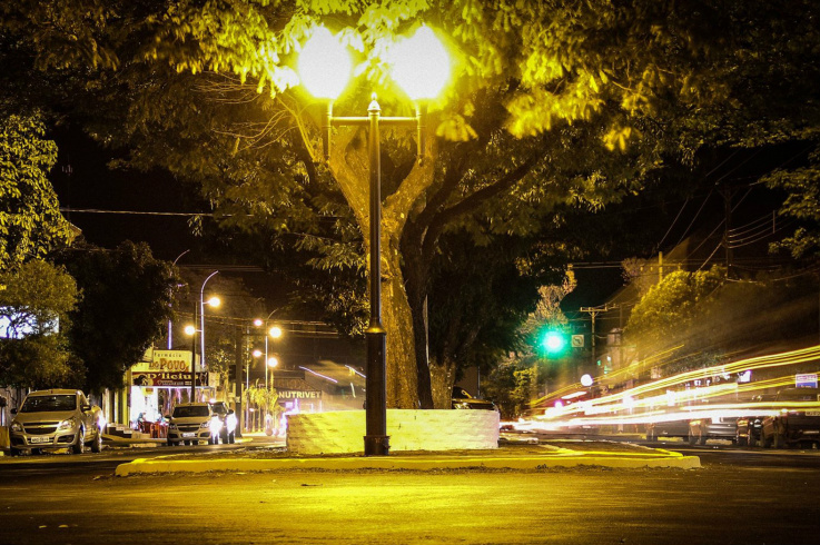 População pode auxiliar na solução de problemas na iluminação pública de Amambai Avenida Pedro Manvailler durante a noite. Iluminação pública atende cem por cento da área central / Foto: Renato Lucas