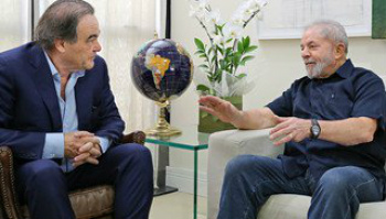 Lula a Oliver Stone: “temos uma guerra aqui no Brasil” Ex-presidente reafirmou que existe contra ele uma