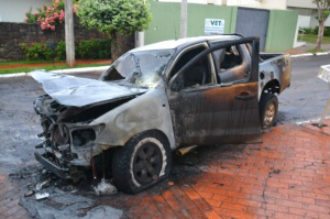 Mais veículos são incendiados em Sidrolândia e Campo Grande Hilux ficou destruída depois de ser queimada na madrugada de hoje. (Fotos:Simão Nogueira)