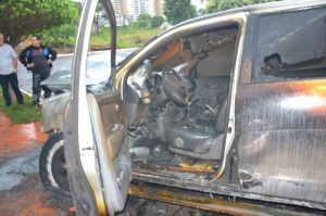 Mais veículos são incendiados em Sidrolândia e Campo Grande Dono do veículo estacionou o carro em frente à casa da namorada.