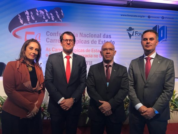 Fabiana Feijó (diretora da Esaf), Antônio Henrique Lindemberg Baltazar (coordenador da Educação Fiscal na Receita Federal), Juracy Soares (presidente da Febrafite) e Rodrigo Spada (coordenador-geral do prêmio e 1º vice-presidente da Federação)