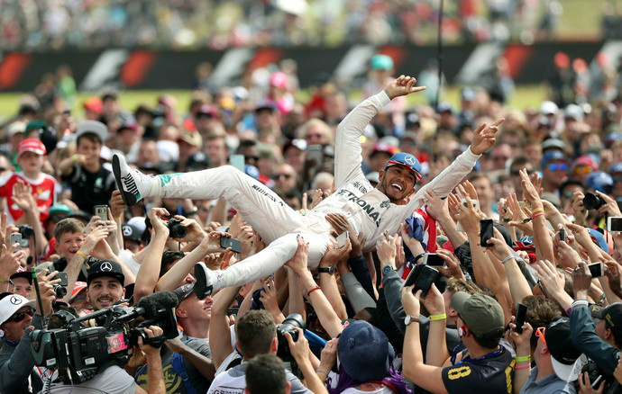 Lewis Hamilton acaba nos braços da torcida após vitória no GP da Inglaterra